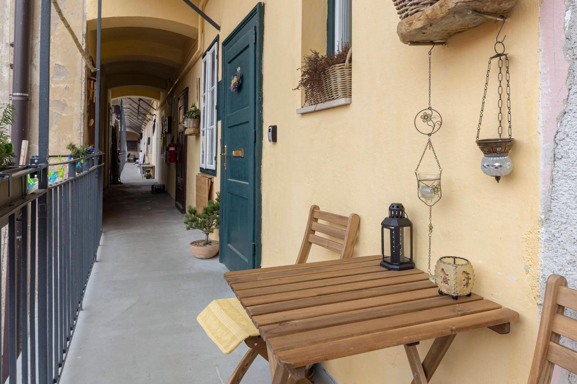 Historical Caserne Apartment Любляна Экстерьер фото
